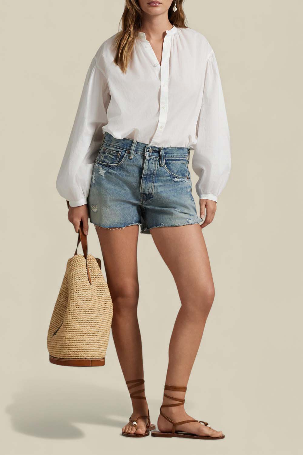 תמונת כל הלוק של מכנסיים קצרים מג'ינס